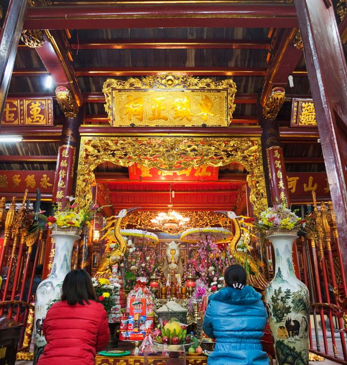 Bach Ma Temple