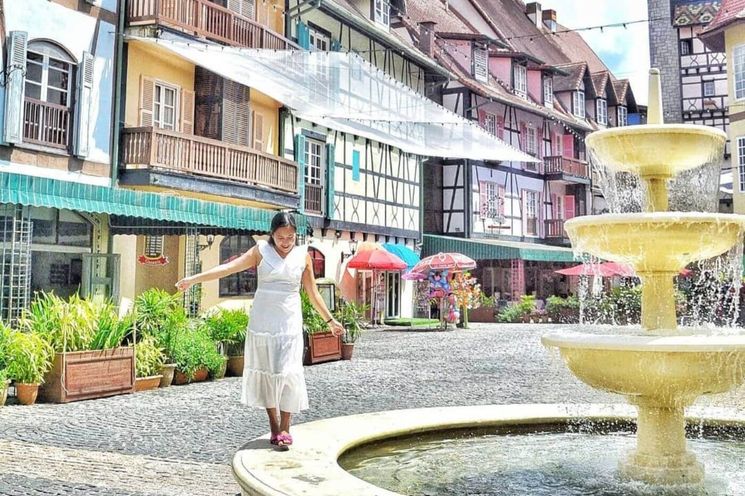 Kuala Lumpur Colmar Tropicale French Village and Chin Swee Cave Temple Tour 