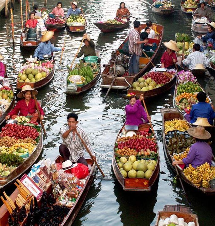 Damnoen Saduak Floating Market
