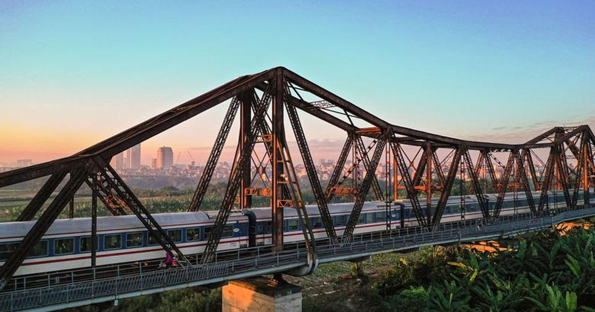 Long Bien Bridge