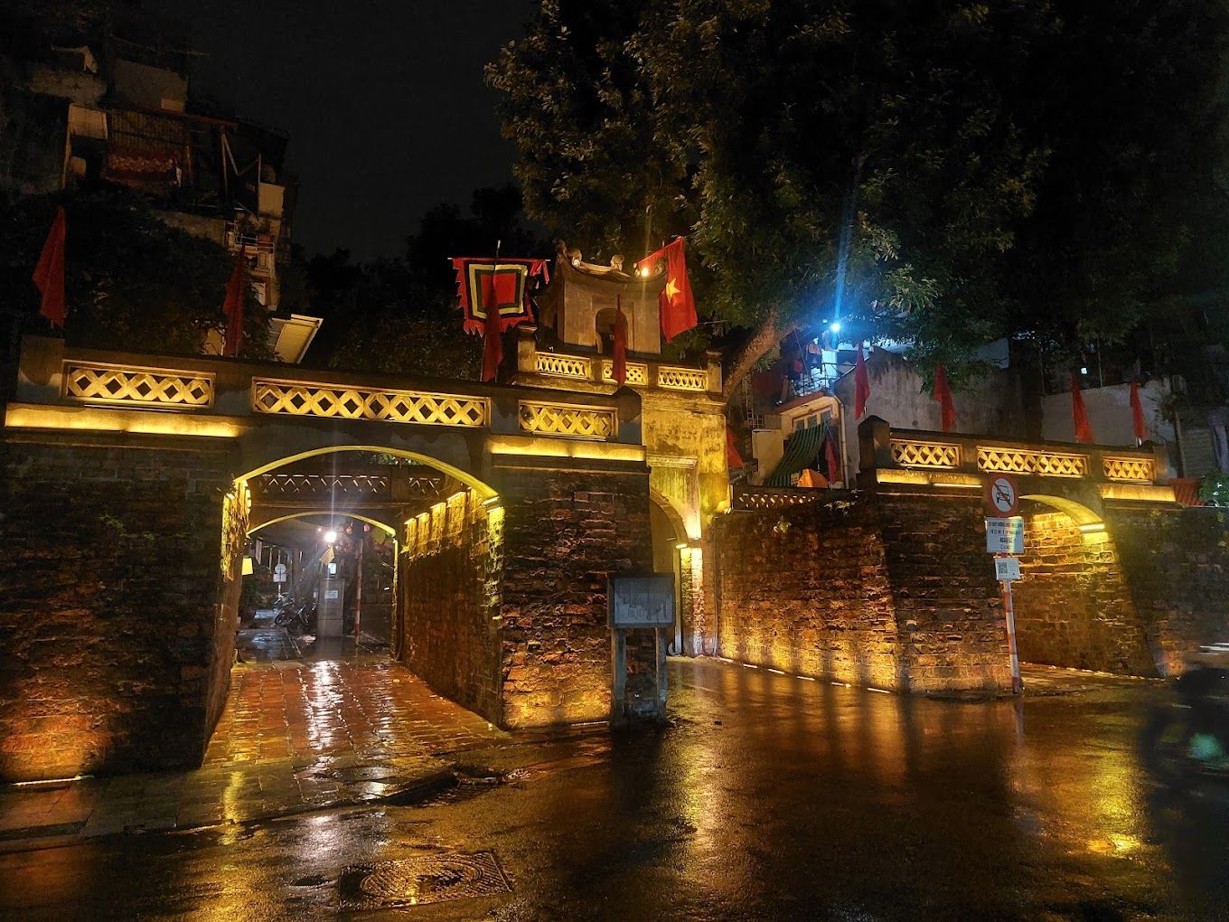 Ô Quan Chưởng (Quan Chuong Gate)